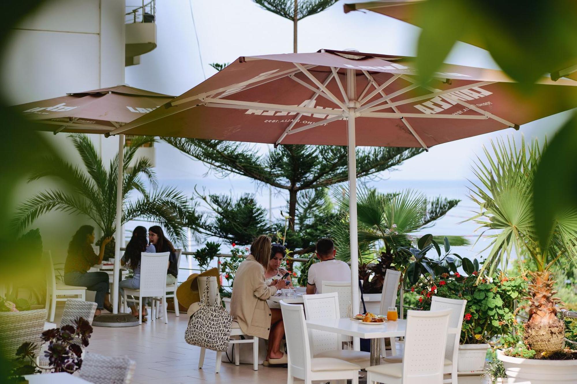 סרנדה Hotel Oasis מראה חיצוני תמונה